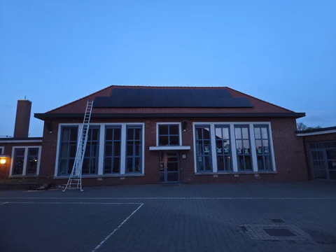 Installatie zonnepanelen basisschool de negensprong te poppel thumbnail 1